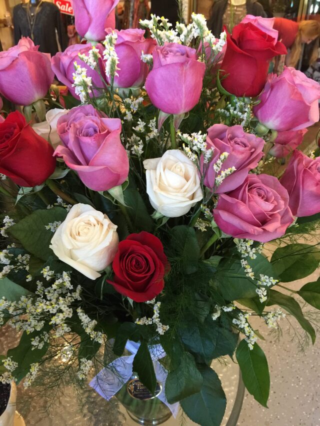 A bouquet of roses in a vase on the table.